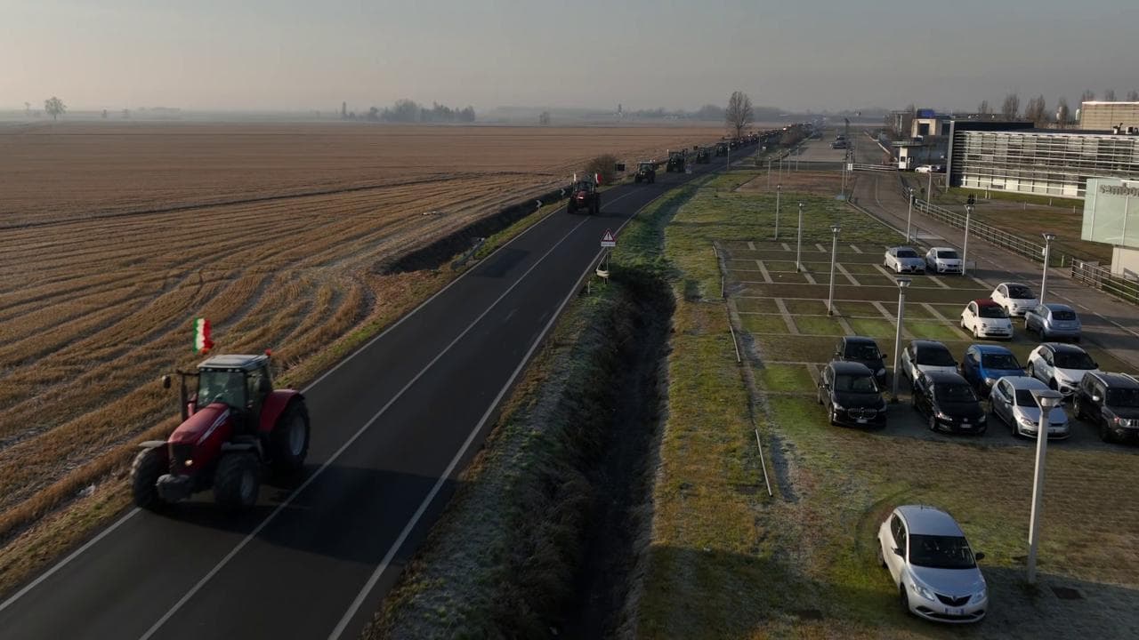 Da Borgo Vercelli a Novara, i trattori incolonnati sulla strada: le immagini dal drone