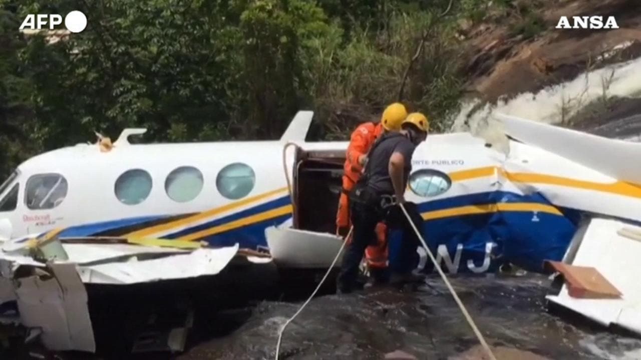 Brasile, morta in un incidente aereo la cantante Mendonca: i vigili del fuoco sul luogo dello schianto
