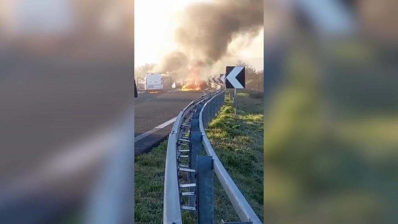 Assalto al portavalori a Sassari, sparatoria sulla statale: il mezzo in fiamme
