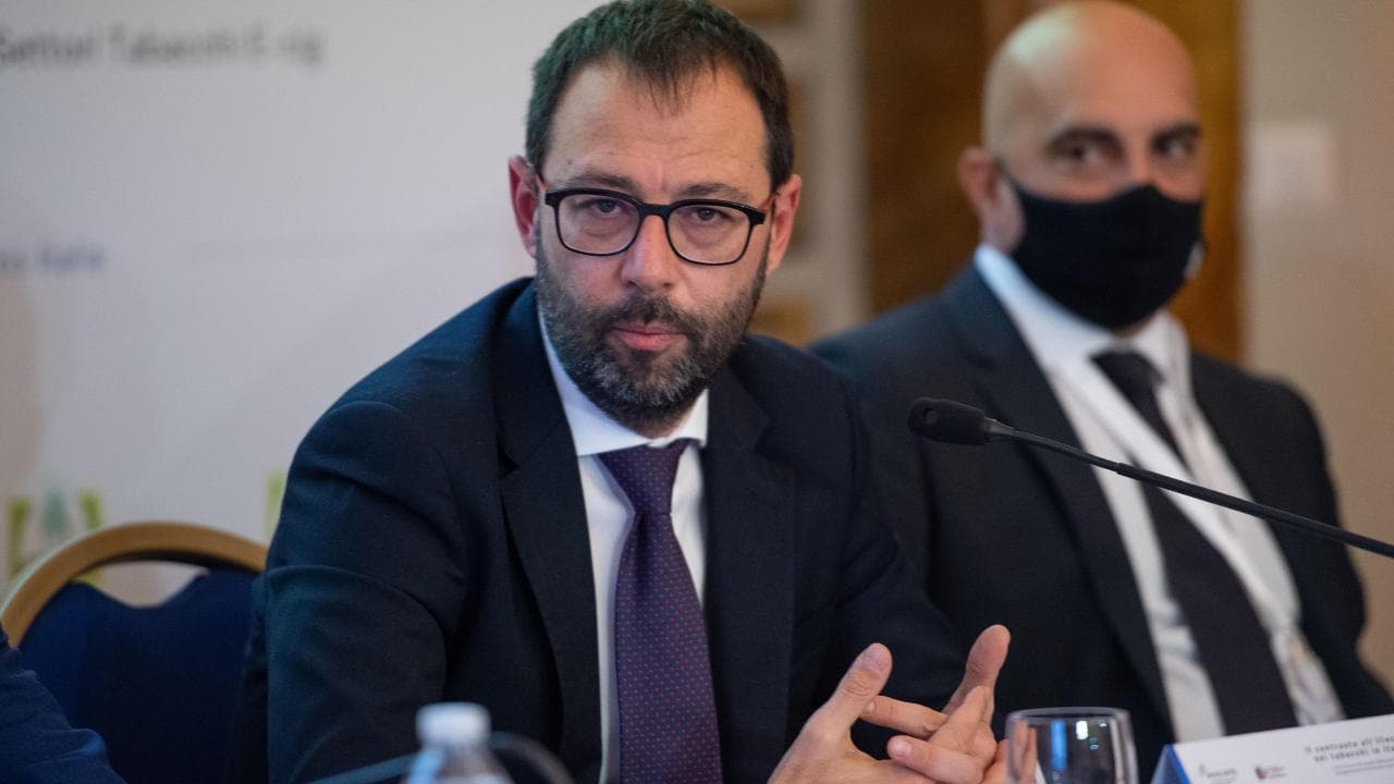 Patuanelli: "Meglio essere qui che a casa con mia moglie: mi tocca passare l'aspirapolvere"