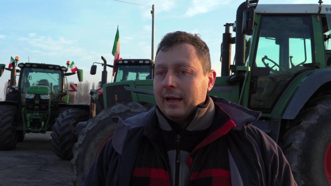 Protesta degli agricoltori, trattori in marcia verso Novara: "L'Ue ci aiuti a immaginare un futuro"