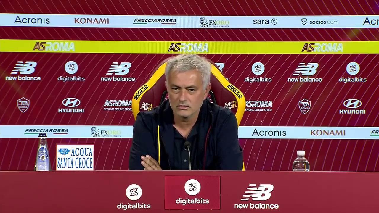 Mourinho non gradisce la domanda e attacca il giornalista: "Fai apposta a fare così"