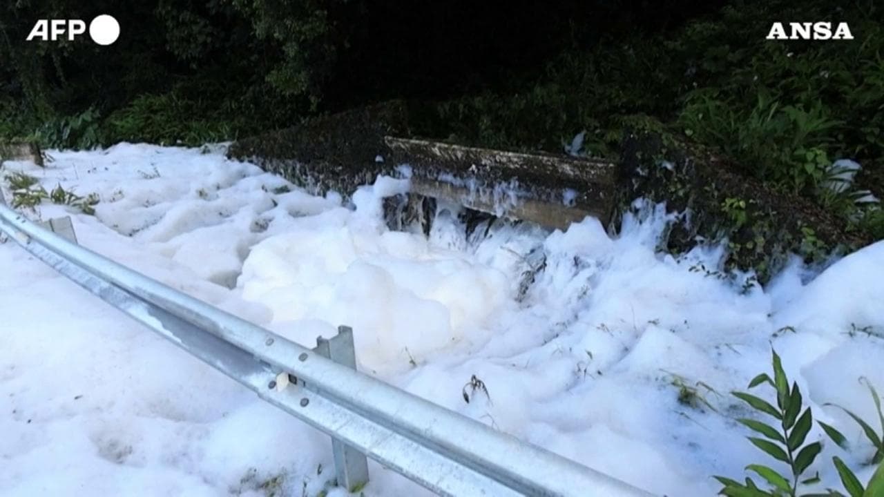 Schiuma tossica in Brasile, camion si ribalta e versa acido solforico nel Rio Seco