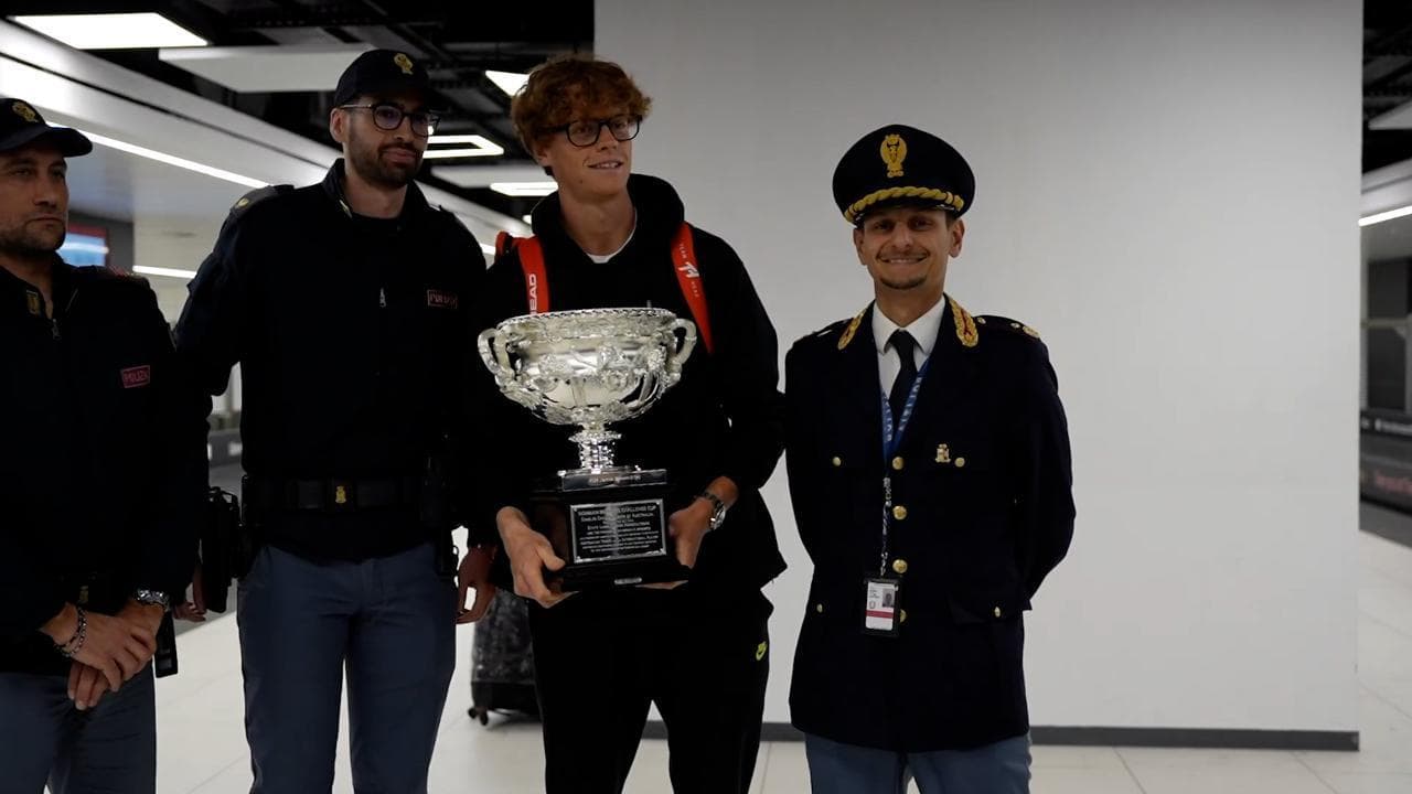Sinner arriva all'aeroporto di Fiumicino e mostra la coppa degli Australian Open
