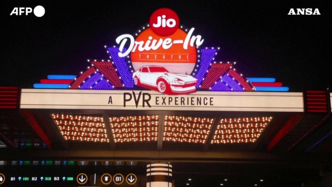 Mumbai, il primo drive-in sul tetto di un centro commerciale