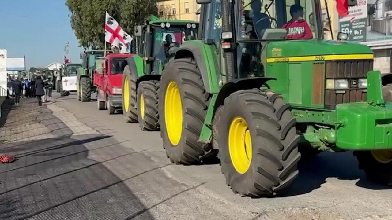 La protesta dei trattori (e dei pastori) è arrivata al porto di Cagliari