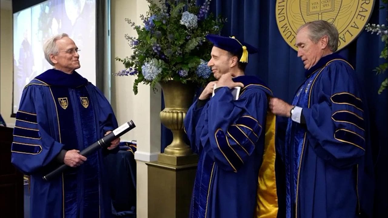 Benigni, la Notre Dame University gli conferisce il dottorato honoris causa: "Che gioia, vi lancio il mio cuore nudo!"