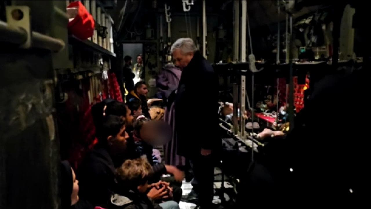 Ciampino, l'arrivo dei bambini palestinesi che saranno curati in Italia. Tajani: "Ne porteremo almeno altri cento"