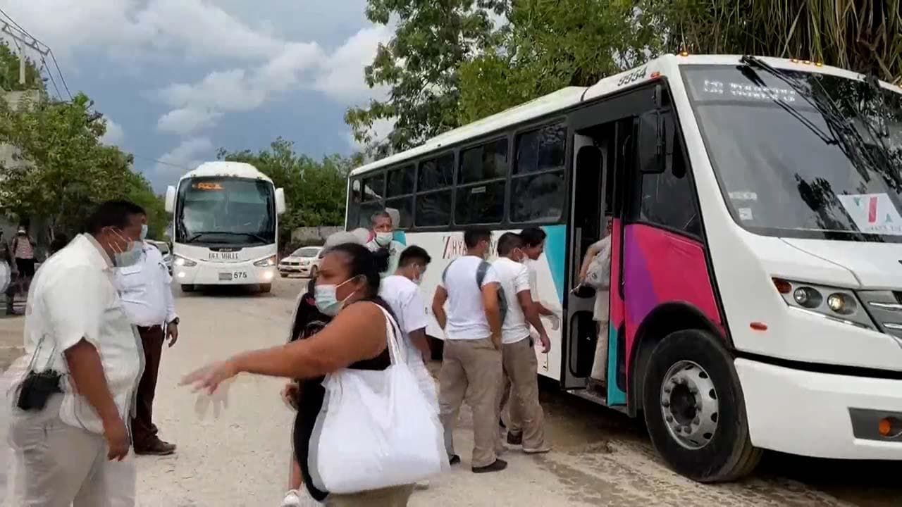 Messico, sparatoria tra narcos in spiaggia: la polizia scorta sui bus gli ospiti del resort