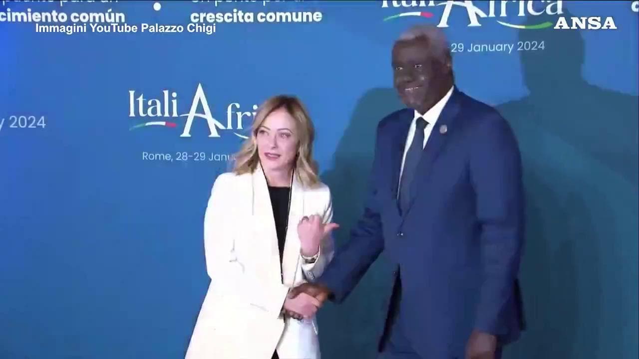 Meloni scherza con Moussa Faki, vittima dello scherzo dei comici russi: "È quello vero"