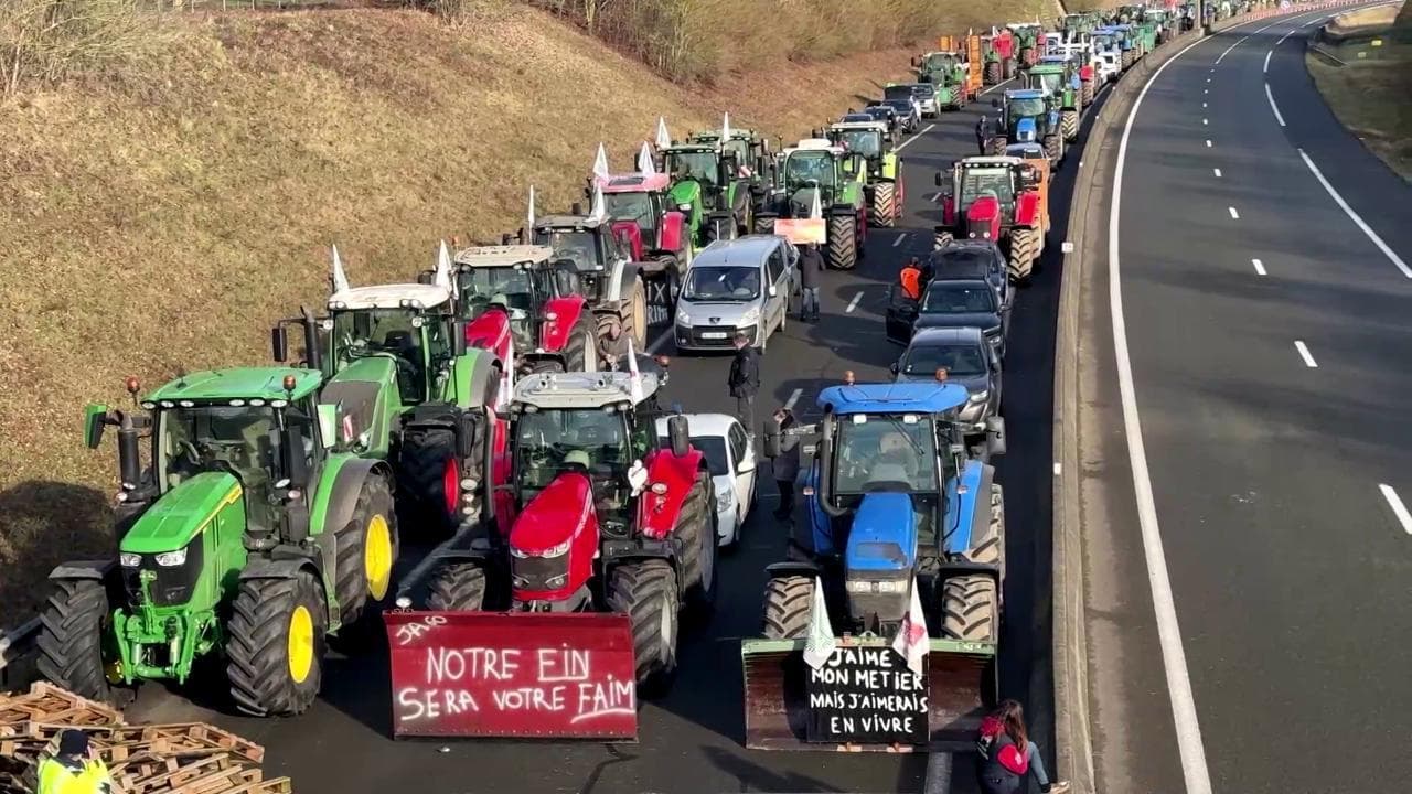 Francia, trattori invadono le autostrade verso la capitale. Gli agricoltori: "Bloccheremo Parigi"