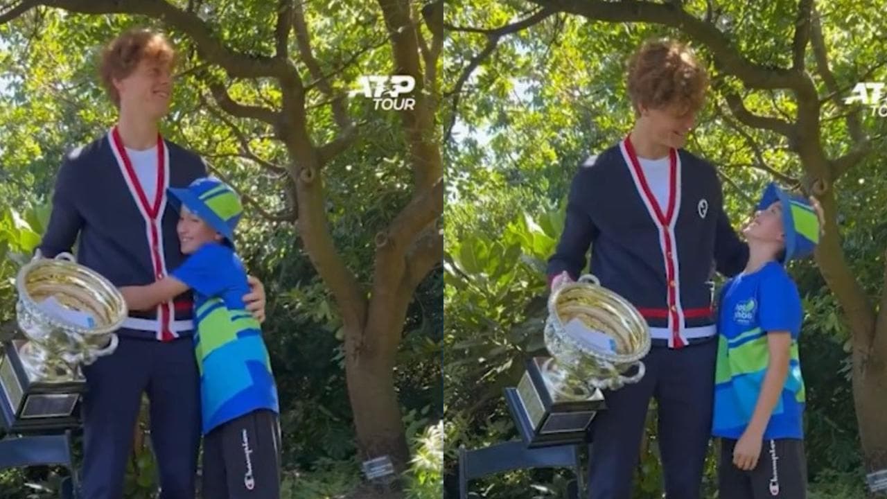 Sinner, il bambino e la coppa: l'abbraccio suggella la vittoria dell'Australian Open