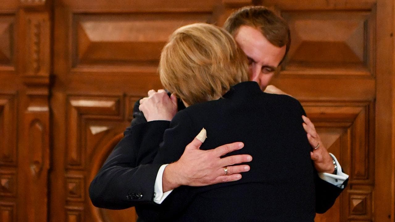 Francia, l'abbraccio tra Macron e Merkel durante la festa in onore dell'ex cancelliera