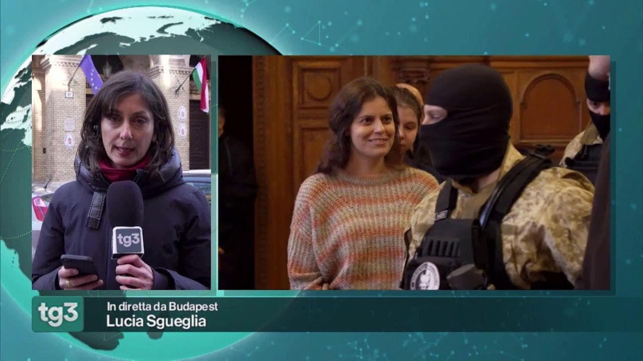 Budapest, Ilaria Salis entra in tribunale ammanettata mani e piedi e tenuta al guinzaglio