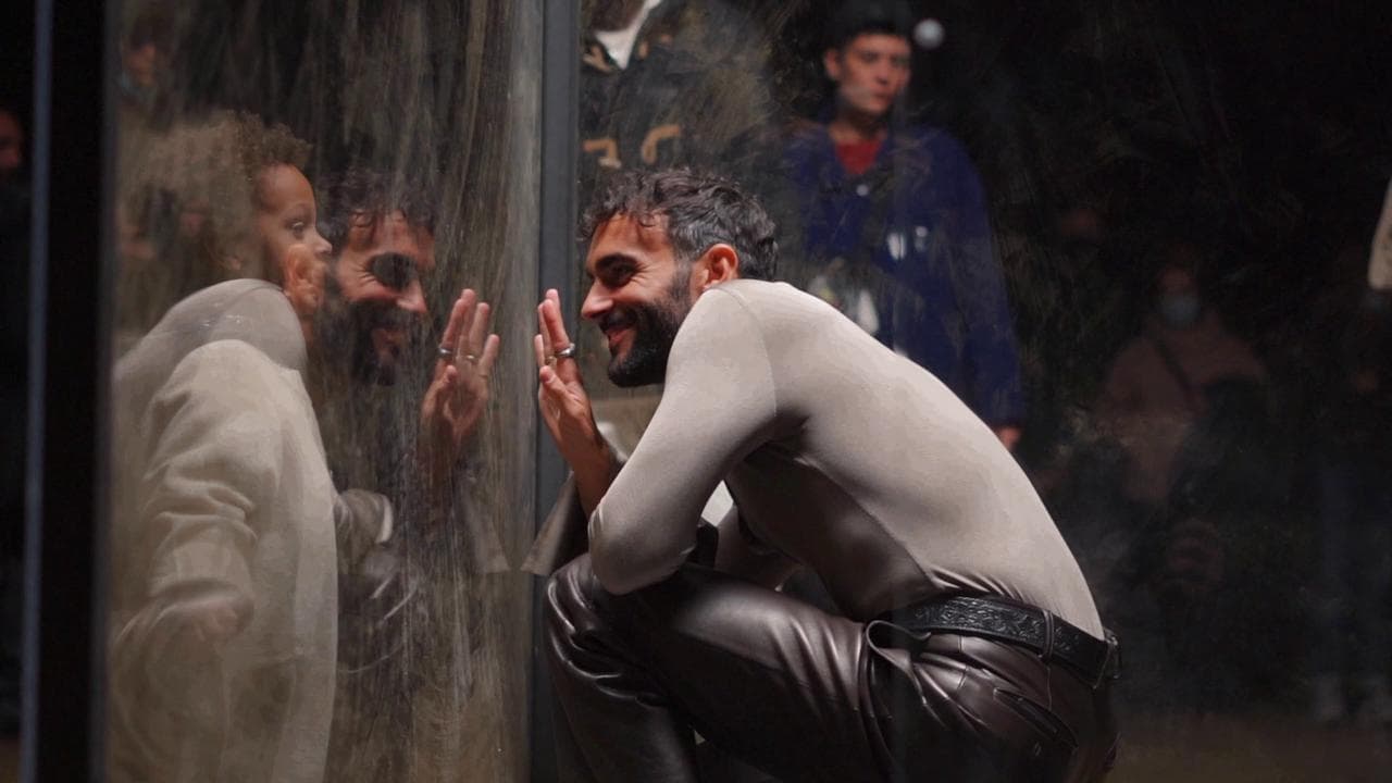 Marco Mengoni, il backstage esclusivo del nuovo video "Cambia un uomo"