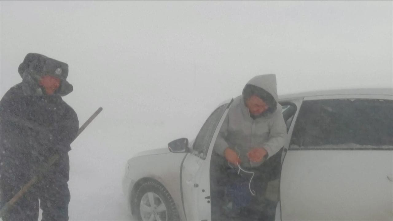 Poliziotti sfidano il gelo per pattugliare il confine in Mongolia: "Ogni turno copre 80 chilometri"