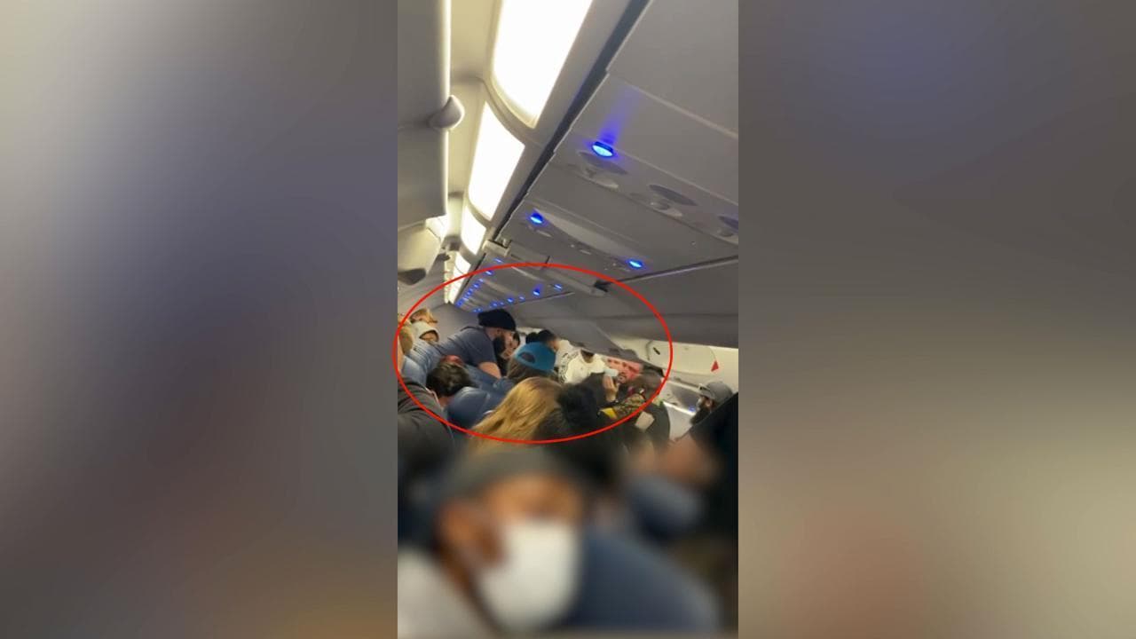 Atlanta, scoppia una rissa su un aereo Delta per un oggetto nella tasca del sedile: arrestato