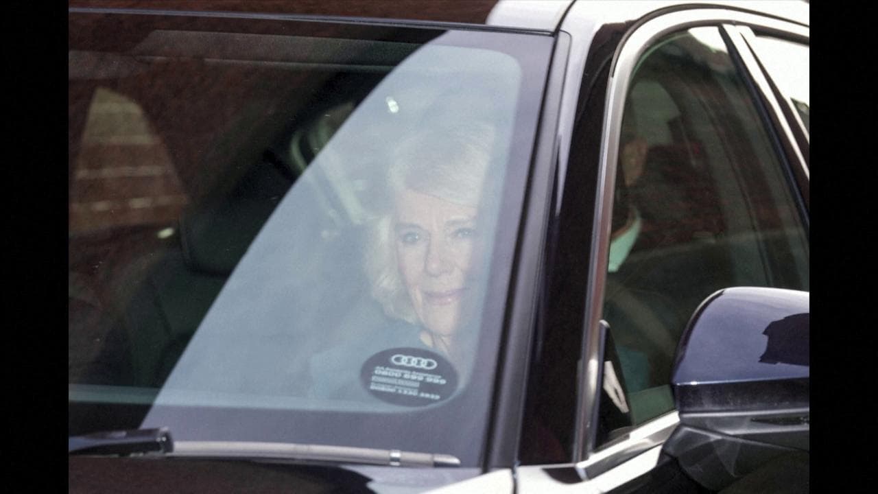 Londra, la regina Camilla visita Carlo III in ospedale: il re ricoverato per un'operazione di routine