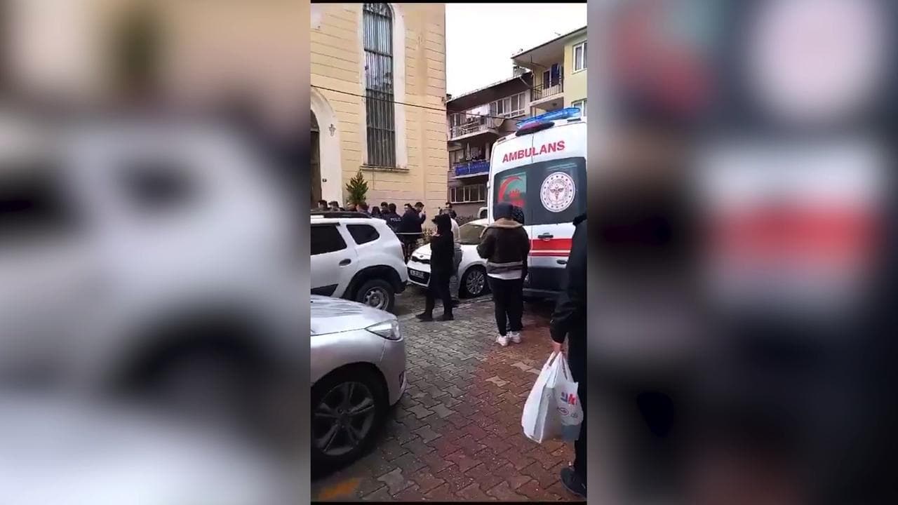 Turchia, attacco in una chiesa italiana a Istanbul: polizia e soccorsi sul luogo dell'attentato