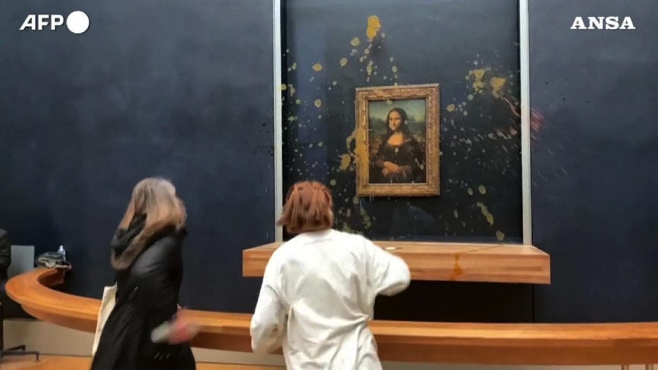 Parigi, la "Gioconda" del Louvre presa di mira dagli ambientalisti: zuppa contro il vetro protettivo