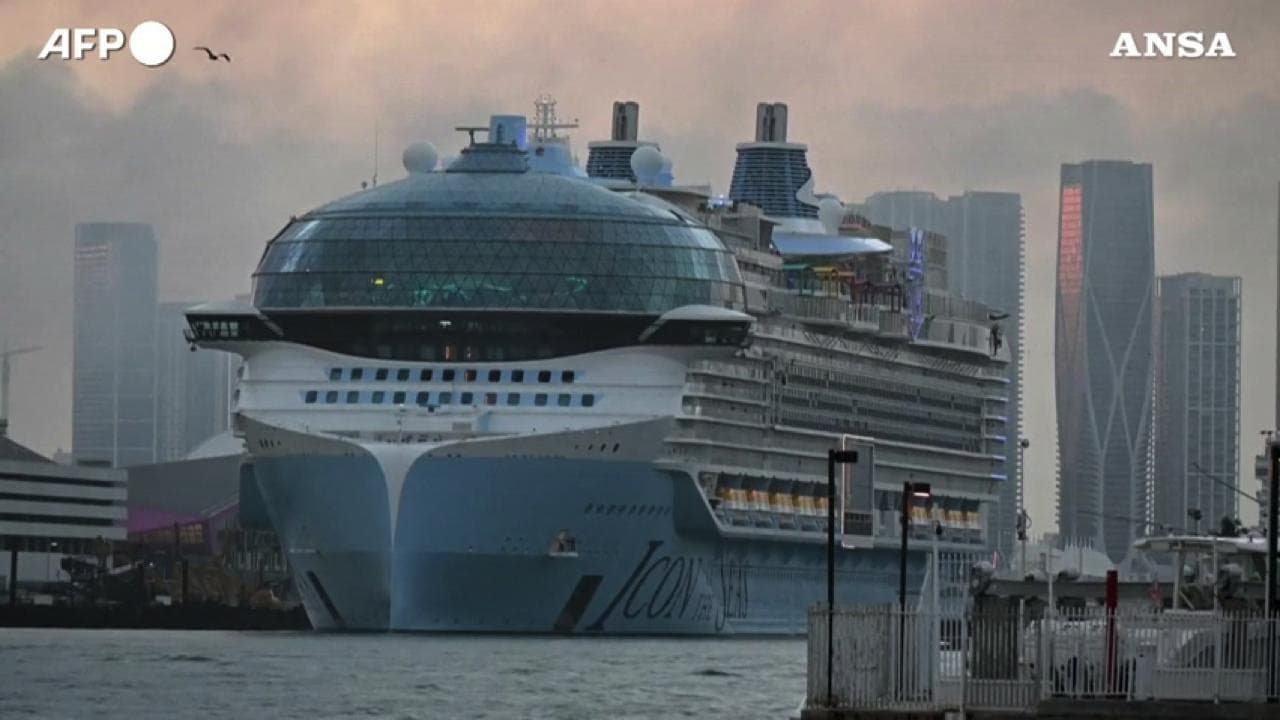 Usa, l'Icon of the Seas salpa da Miami: è la nave da crociera più grande del mondo