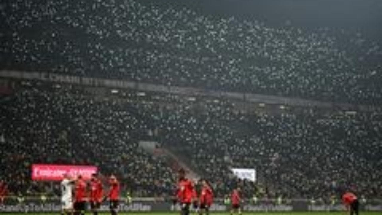 Milan-Bologna, stop per solidarietà a Maignan: San Siro s'illumina contro il razzismo