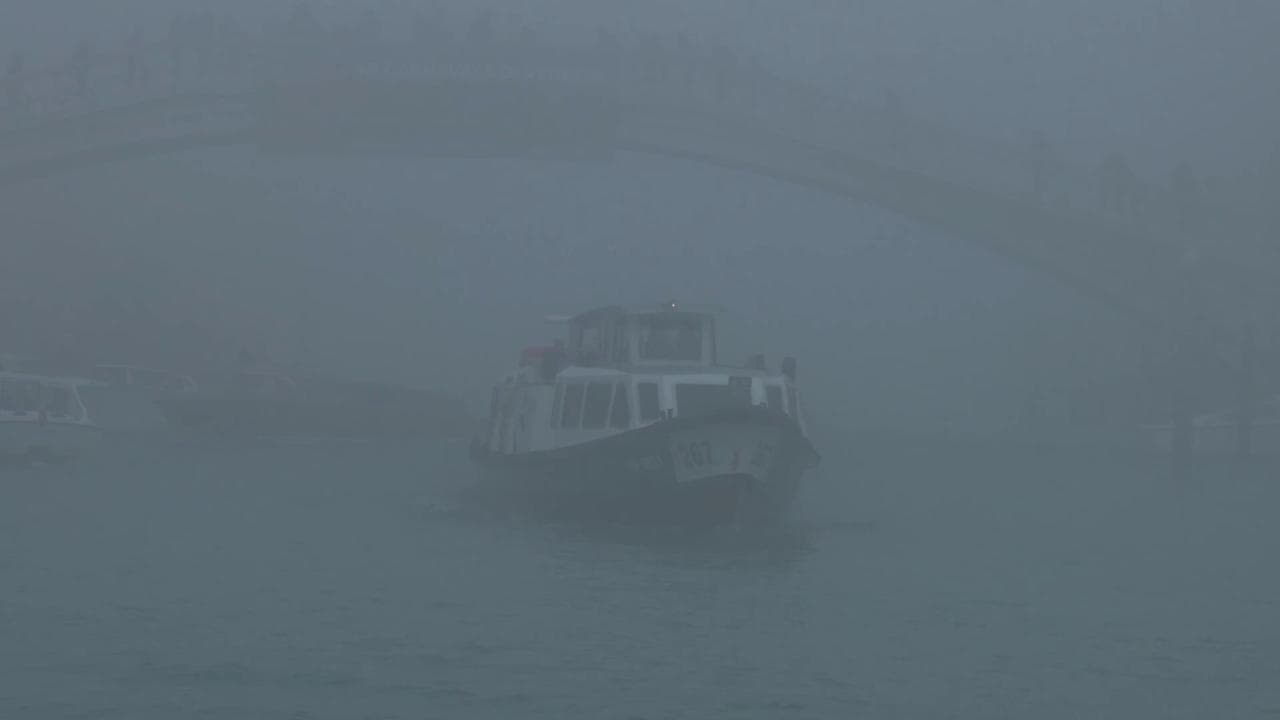 Un 'velo bianco' nasconde Venezia, tra i canali della città avvolti nella nebbia