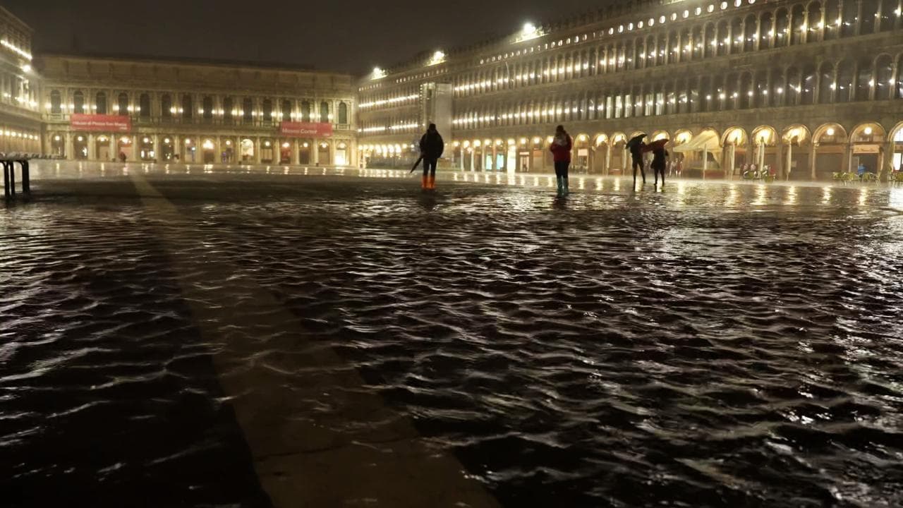 Maltempo, acqua alta a Venezia: entra in azione il Mose ma piazza San Marco è semi allagata
