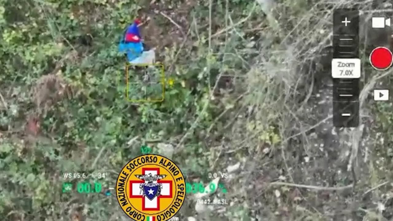 Ascoli, a 3 anni si perde in campagna: individuato con un drone. Le immagini del ritrovamento