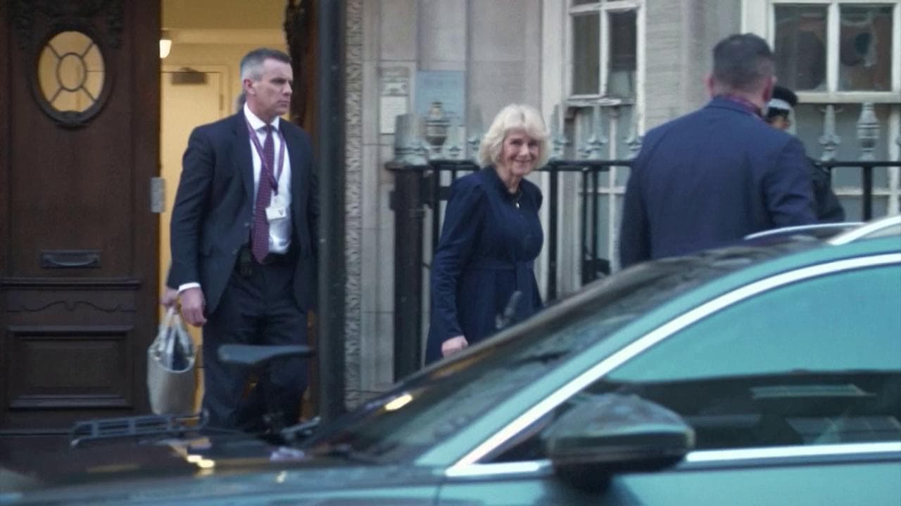 Re Carlo operato alla prostata, Camilla lascia l'ospedale al termine dell'intervento