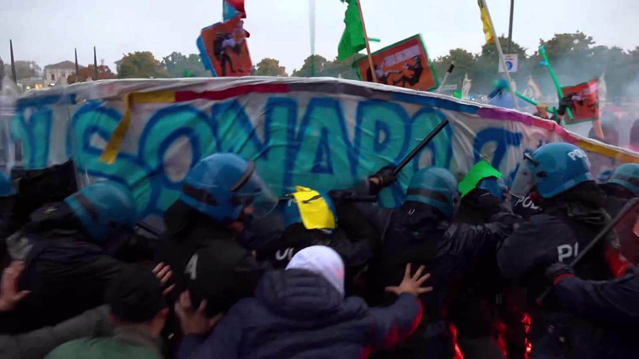 Bolsonaro a Padova, scontri manifestanti-polizia: la carica e poi gli idranti per disperdere la folla