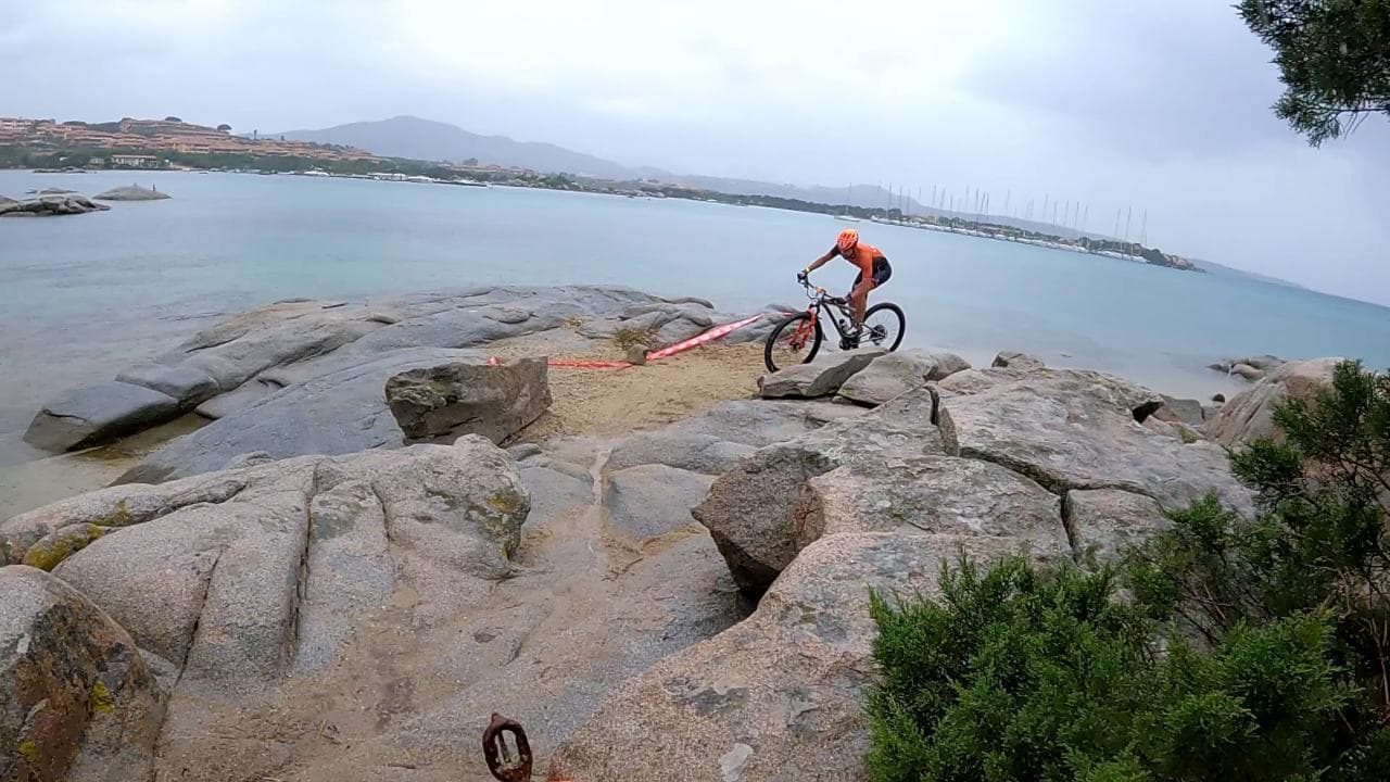 Sardegna, doppietta francese nel triathlon reso epico da pioggia e fango