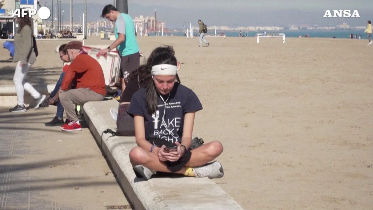 Spagna, caldo anomalo con picchi di 25 gradi: a Valencia si va in spiaggia