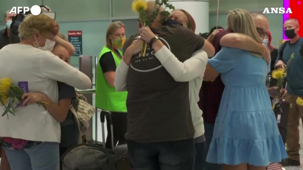L'Australia riapre dopo oltre un anno e mezzo: in aeroporto gli abbracci tra familiari e amici