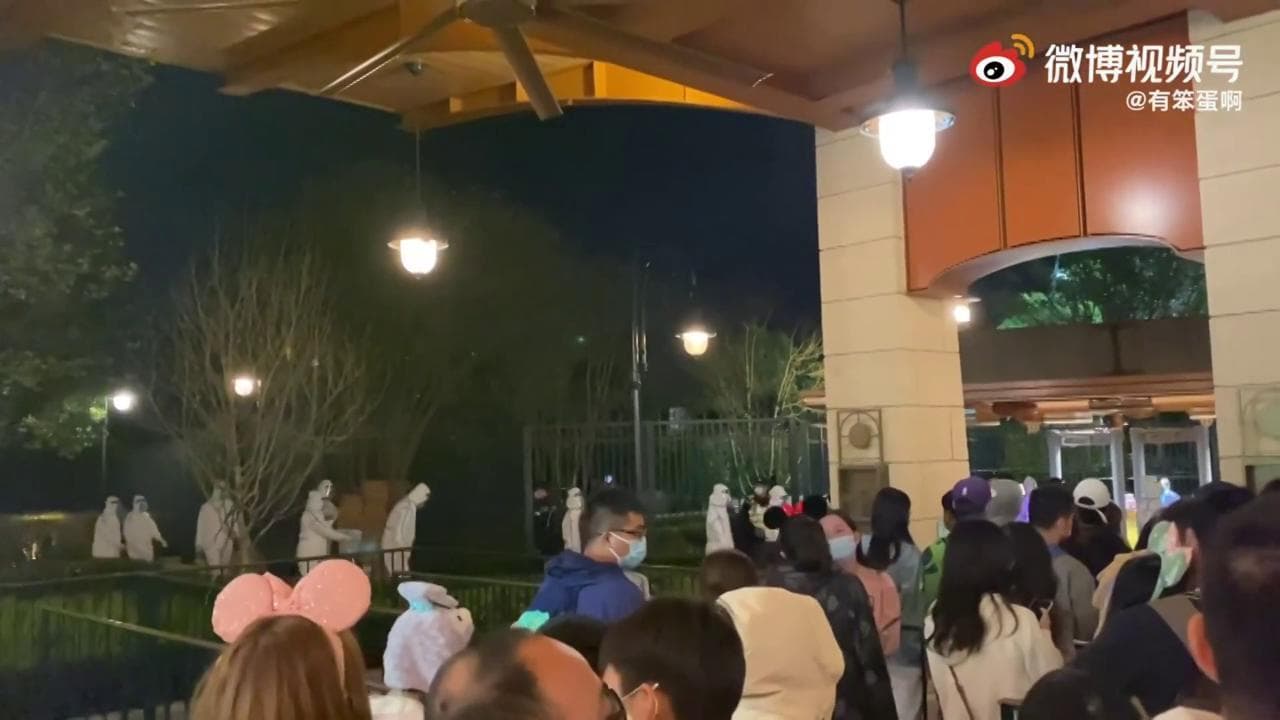 Covid, un caso e Disneyland Shanghai chiude all’improvviso. Testate all’uscita 33mila persone