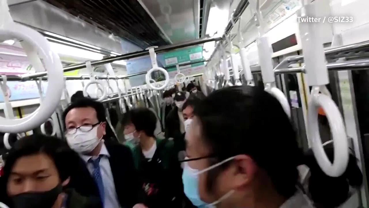 Giappone, uomo armato fa 17 feriti sulla metro Tokyo: la fuga dei passeggeri