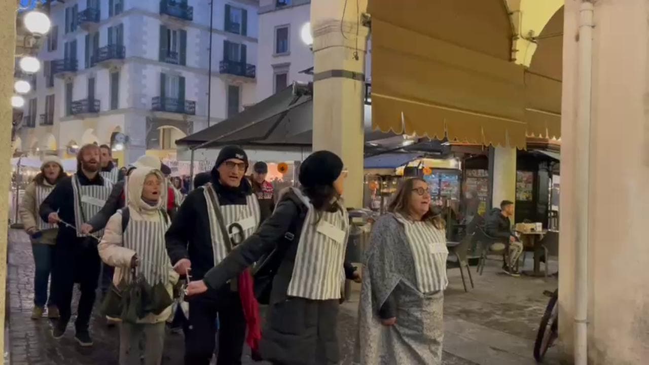 Novara, manifestanti No Green Pass sfilano vestiti da deportati nei lager nazisti