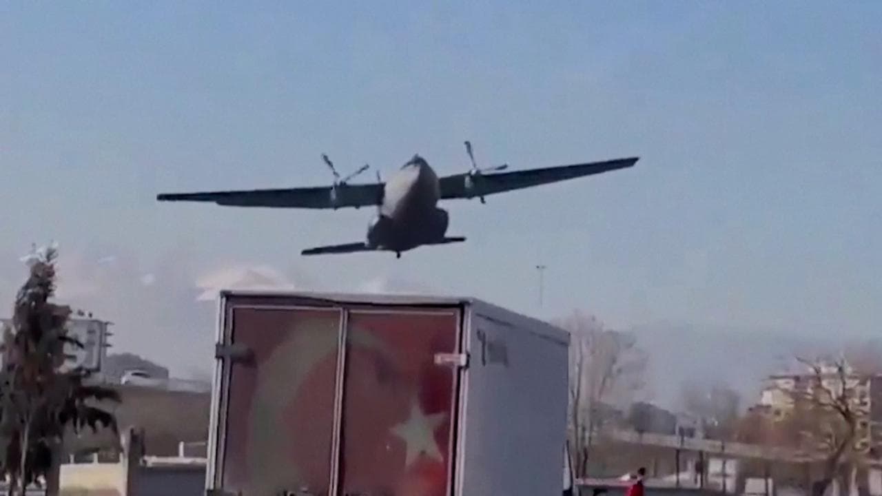 Turchia, aereo militare effettua atterraggio d'emergenza: il velivolo sfiora una strada trafficata