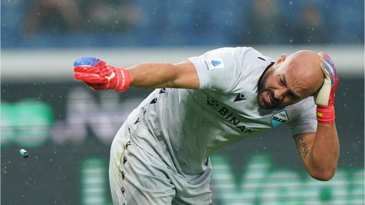 Non solo Reina, monetine, lattine, fumogeni e persino una testa di maiale: ecco i precendenti