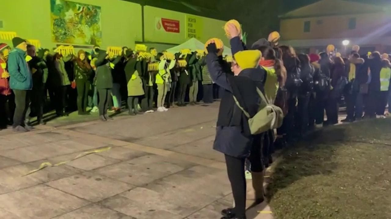 Udine, flash mob della famiglia Regeni per Giulio: tutti i nodi vengono al pettine