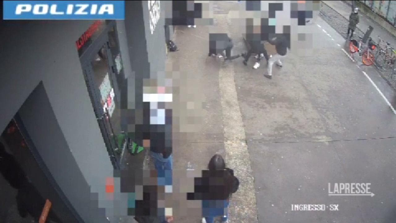 Padova, accoltellarono un fan di trapper milanese: le immagini dell'aggressione del gruppo rivale