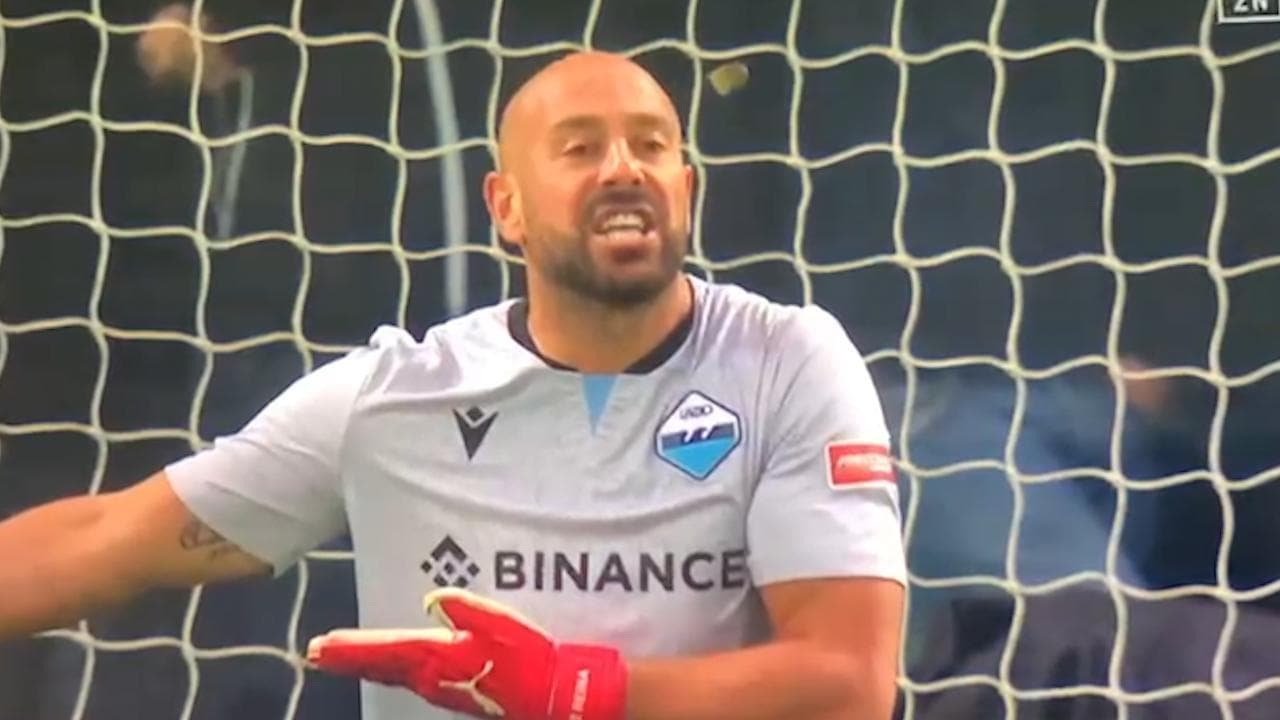 Il portiere della Lazio, Reina, colpito in testa da una monetina lanciata dalla curva dell'Atalanta