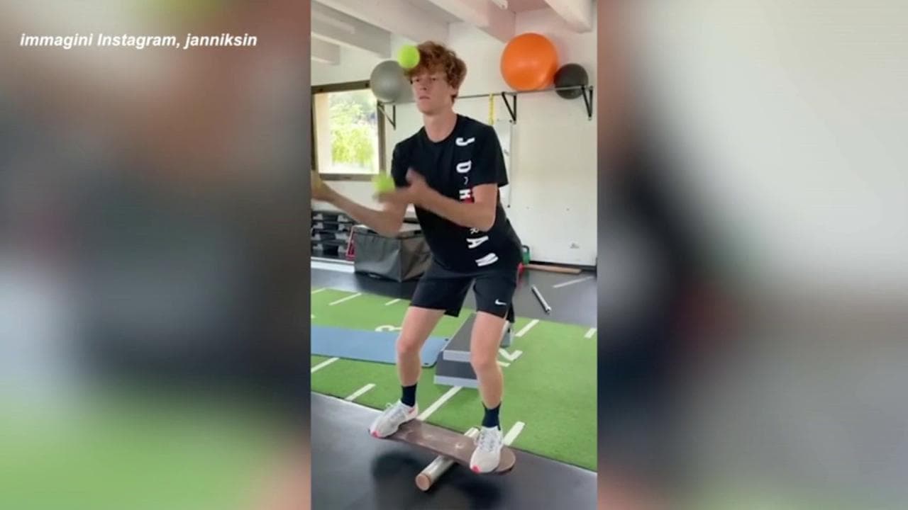 Tennis, l'allenamento di Jannik Sinner in versione giocoliere