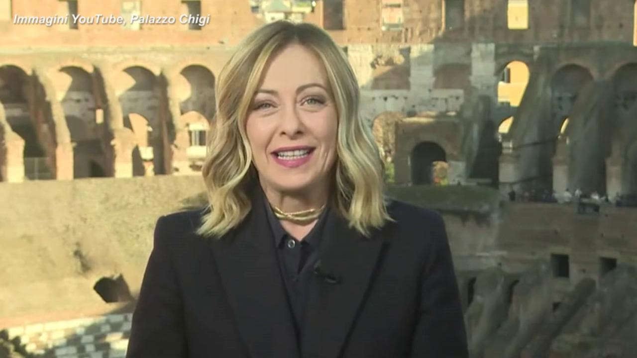 Iss, Meloni in collegamento dal Colosseo con la missione Ax-3: la videochiamata con Villadei