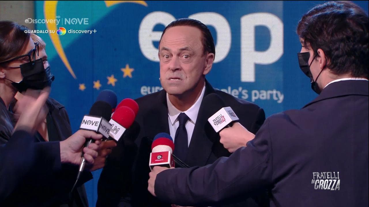 Crozza-Berlusconi chiama i 54 elettori mancanti: "Eh non posso comprare 54 bilocali! Se ne accorgono!"