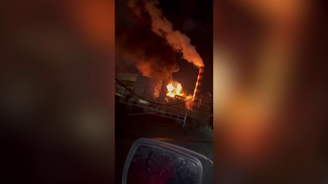 Russia, a fuoco la raffineria di Tuapse: le immagini dell'incendio