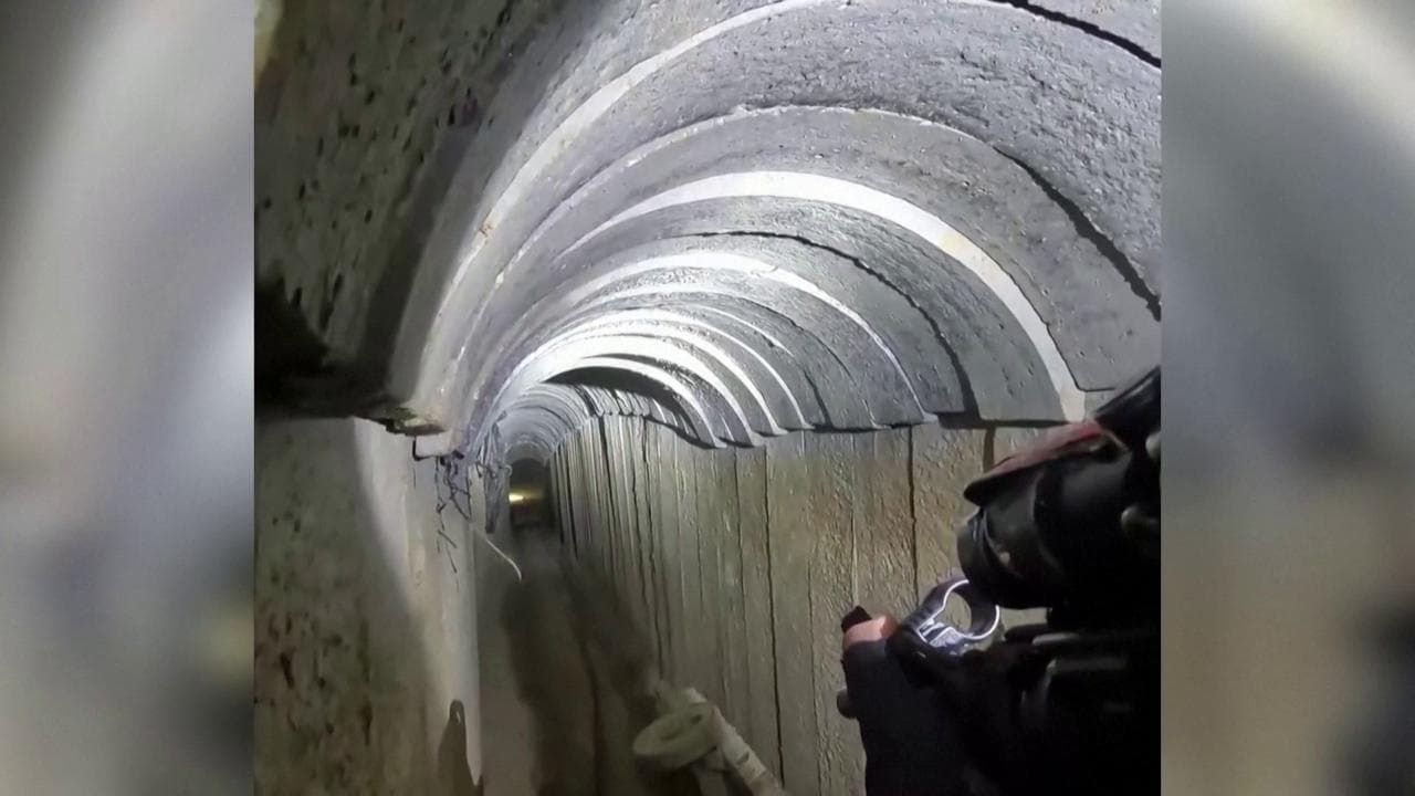 L'esercito israeliano: "Smantellato un tunnel di Hamas a 1500 metri dal confine". Le immagini