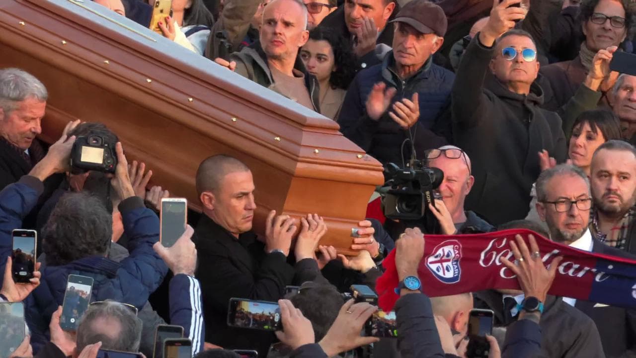 I funerali di Gigi Riva: Zola, Cannavaro, Peruzzi e Buffon portano il feretro fuori dalla chiesa