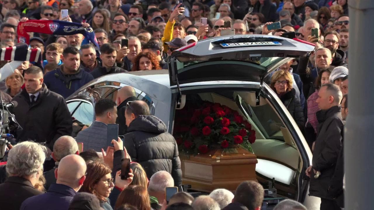 Addio a Gigi Riva, il feretro arriva davanti alla basilica, accolto dagli applausi della grande folla in attesa