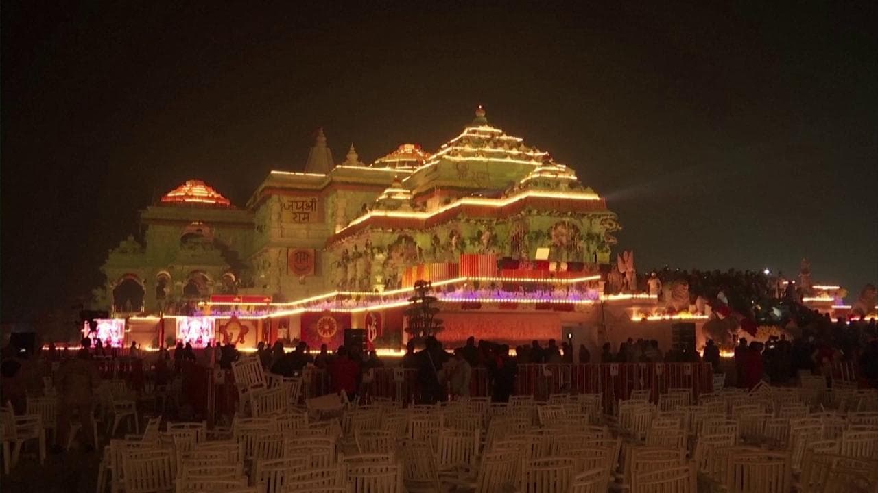India, il premier Modi inaugura il controverso tempio indù di Ayodhya costruito sulle macerie di una moschea